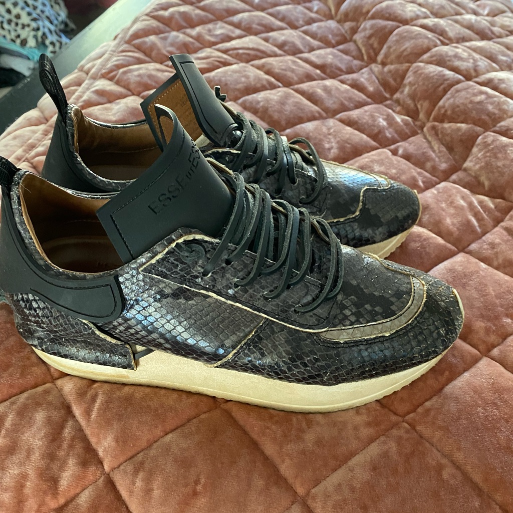 Esseutesse Black Python Lace Up